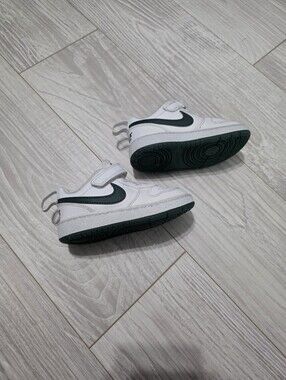 Toddler Boy Size 7C Green And White Nike Shoes